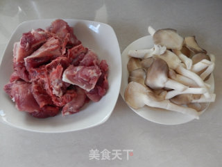 凤尾菇骨汤的做法步骤：1