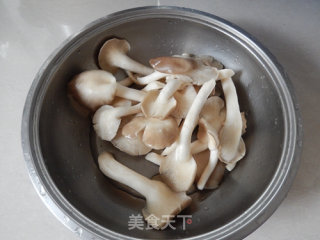 凤尾菇骨汤的做法步骤：6