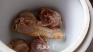 桂圆红枣莲子枸杞炖鸡汤的做法步骤：1