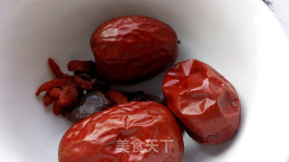 桂圆红枣莲子枸杞炖鸡汤的做法步骤：2