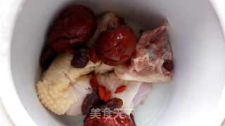 桂圆红枣莲子枸杞炖鸡汤的做法步骤：3