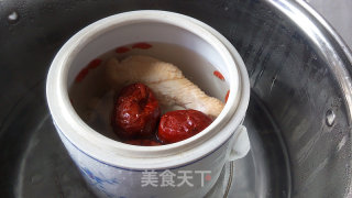 桂圆红枣莲子枸杞炖鸡汤的做法步骤：5