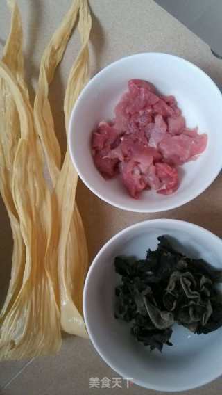 腐竹黑木耳炒瘦肉的做法步骤：1