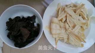 腐竹黑木耳炒瘦肉的做法步骤：3
