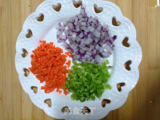 花朵蛋炒饭的做法步骤：1