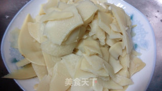 蒜头辣酱炒酸笋的做法步骤：1