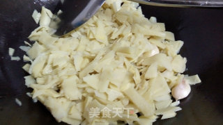 蒜头辣酱炒酸笋的做法步骤：5