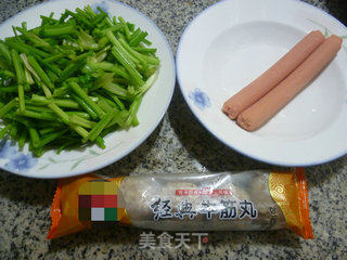 火腿肠牛筋丸炒芹菜的做法步骤：1