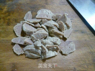 火腿肠牛筋丸炒芹菜的做法步骤：2