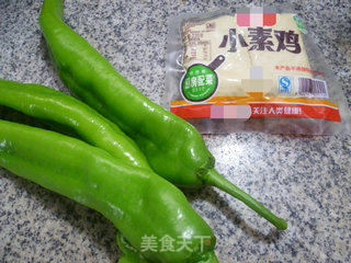 虎皮尖椒烧小素鸡的做法步骤：1