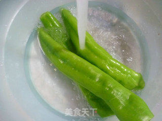 虎皮尖椒烧小素鸡的做法步骤：2