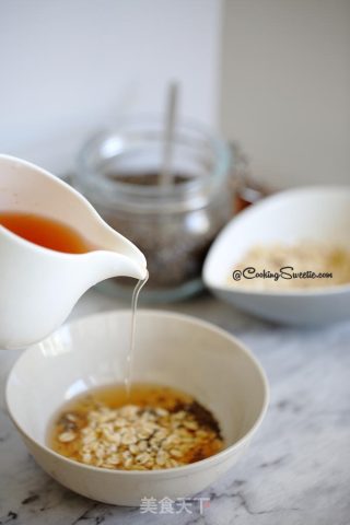 苹果汁隔夜早餐燕麦粥OVERNIGHT OATMEAL的做法步骤：1