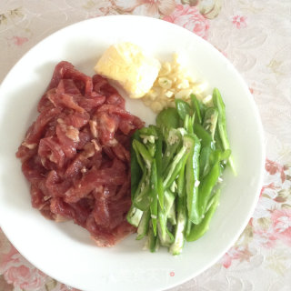 青椒炒牛肉的做法步骤：1