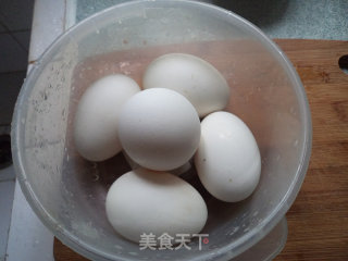 红油咸鸭蛋的做法步骤：1