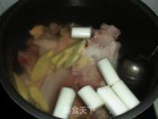 小植菜谱丨在家也可以吃国宴——松茸炖鸡的做法步骤：2