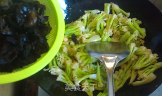 云耳煸菜花的做法步骤：5