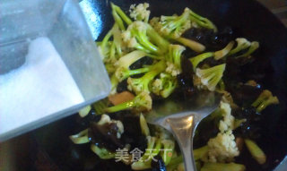 云耳煸菜花的做法步骤：6