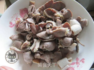 酸豆角炒鸡胗的做法步骤：2