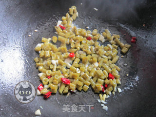 酸豆角炒鸡胗的做法步骤：3