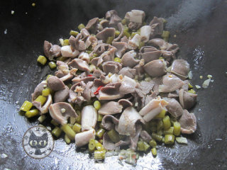 酸豆角炒鸡胗的做法步骤：4