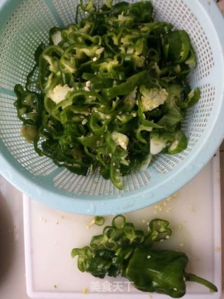 紫蝙蝠最爱超级香的辣椒炒五花肉的做法步骤：2
