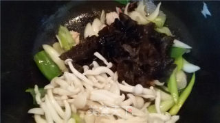 香葱爆炒木耳白玉菇的做法步骤：9
