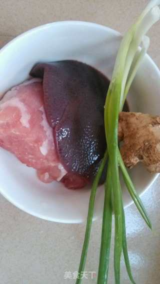 猪肝瘦肉粥的做法步骤：1