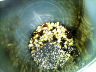 黑白芝麻二豆豆浆的做法步骤：5
