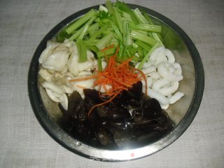 百合木耳炒芹菜的做法步骤：1