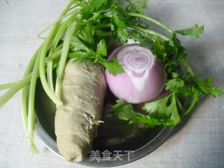 芹菜洋葱炒面筋的做法步骤：1
