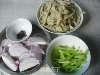芹菜洋葱炒面筋的做法步骤：2