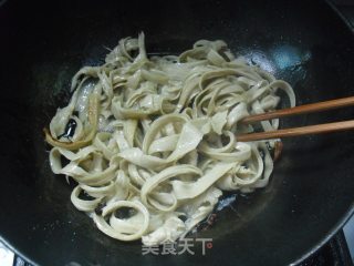 芹菜洋葱炒面筋的做法步骤：3