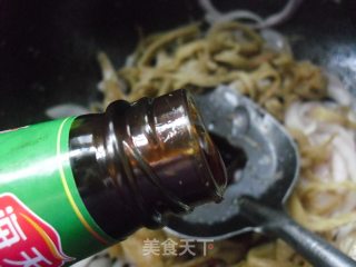 芹菜洋葱炒面筋的做法步骤：6