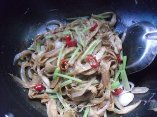 芹菜洋葱炒面筋的做法步骤：7