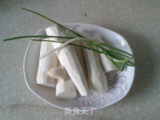 油焖茭白的做法步骤：1