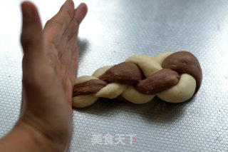 把甜蜜揉进面团里-【双色炼乳辫子面包】的做法步骤：13