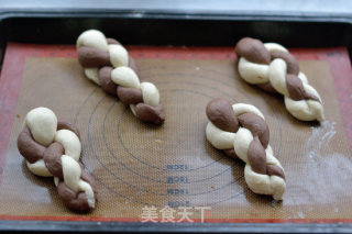 把甜蜜揉进面团里-【双色炼乳辫子面包】的做法步骤：14