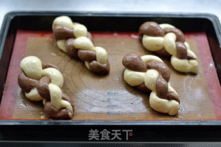 把甜蜜揉进面团里-【双色炼乳辫子面包】的做法步骤：15