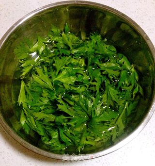 芹叶鸡蛋饼的做法步骤：1
