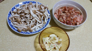 鸡块炒蟹味菇的做法步骤：1