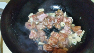 鸡块炒蟹味菇的做法步骤：2