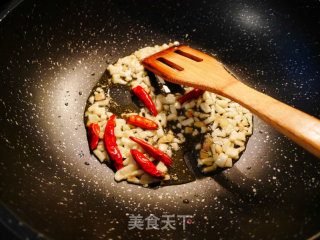 腊肉手撕包菜的做法步骤：2