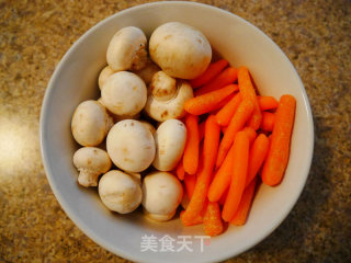 清炖萝卜整鸡汤——快手煲汤的做法步骤：1