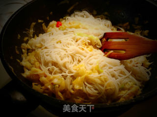 鸡蛋粉丝炒卷心菜的做法步骤：7