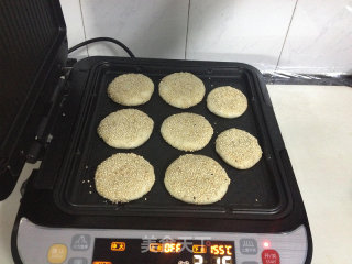 椒盐芝麻小烧饼的做法步骤：11