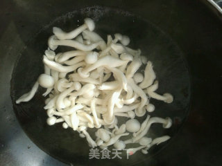 青瓜木耳白玉菇的做法步骤：1