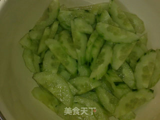 青瓜木耳白玉菇的做法步骤：2