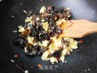 剁椒木耳炒鸡蛋的做法步骤：8