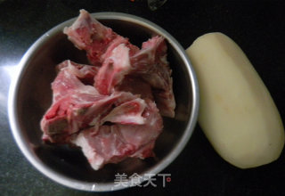 龙骨煲莲藕的做法步骤：1