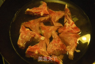 龙骨煲莲藕的做法步骤：2